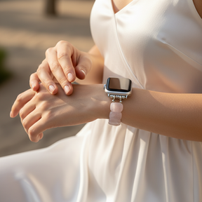 やわらかい淡紅色の石英伸縮式Apple Watchバンド