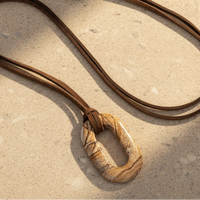 スエード ピクチャーストーン セレニティ ネックレス