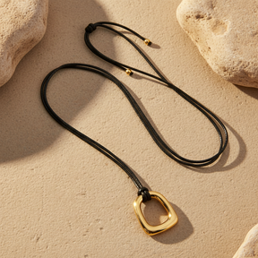 幾何学的なゴールドネックレス